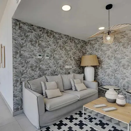 Theedgebythesea Dolphin * Estepona